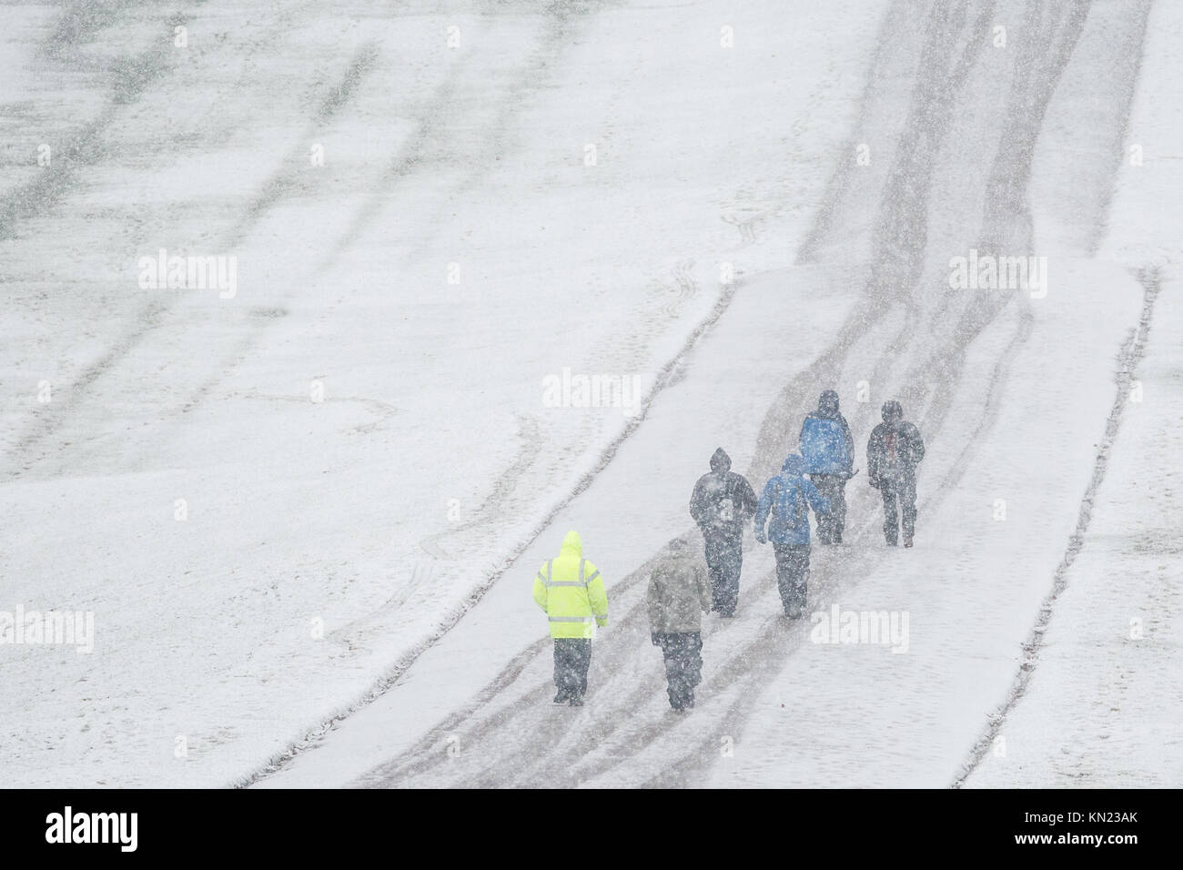 Windsor, Royaume-Uni. 10 Décembre, 2017. Les gens marchent dans la neige sur la longue promenade à Windsor Great Park. Credit : Mark Kerrison/Alamy Live News Banque D'Images