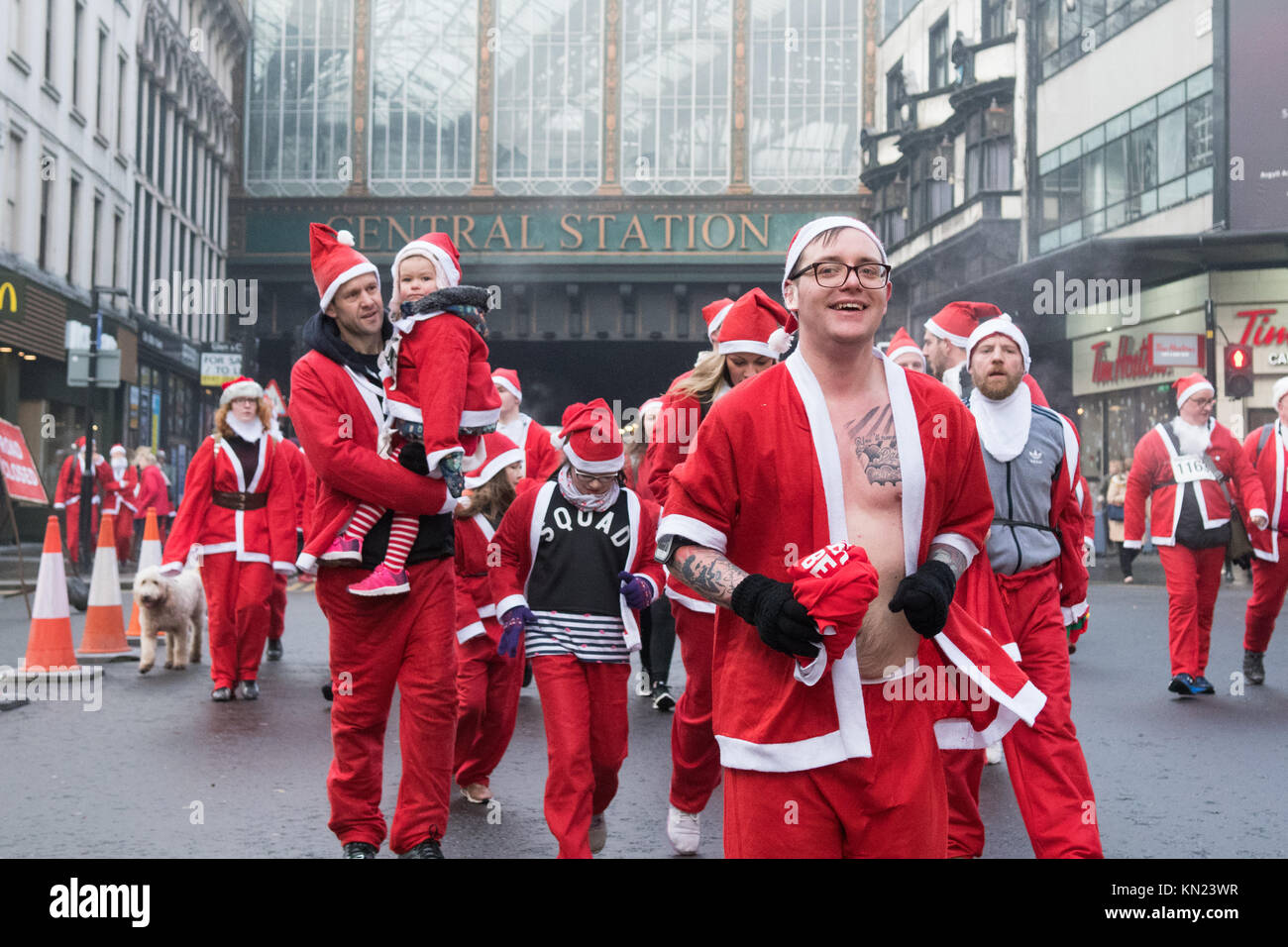 Glasgow, Scotland, UK - 10 décembre 2017 : France - des milliers de santas brave des températures bien en dessous de zéro sur une journée glaciale à Glasgow recueillant des fonds pour des organismes de bienfaisance à la Glasgow Santa Dash Crédit : Kay Roxby/Alamy Live News Banque D'Images