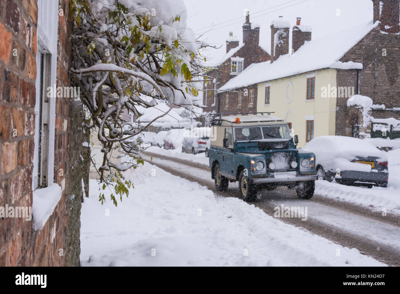 Much Wenlock, UK. 10 Décembre, 2017. Snow Patrol local vers le bas de la rue Barrow. Simon Kohli/Alamy Live News Banque D'Images