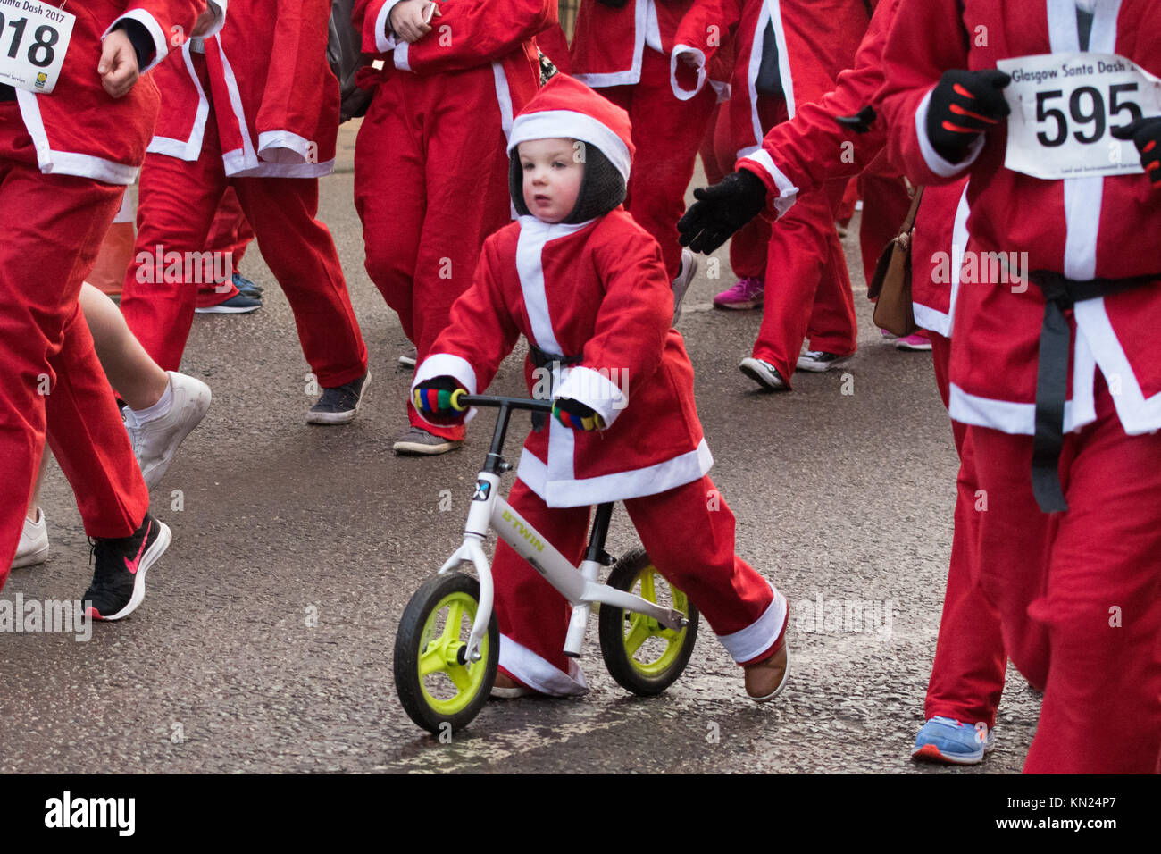 Glasgow, Scotland, UK - 10 décembre 2017 : France - des milliers de santas brave des températures bien en dessous de zéro sur une journée glaciale à Glasgow recueillant des fonds pour des organismes de bienfaisance à la Glasgow Santa Dash Crédit : Kay Roxby/Alamy Live News Banque D'Images