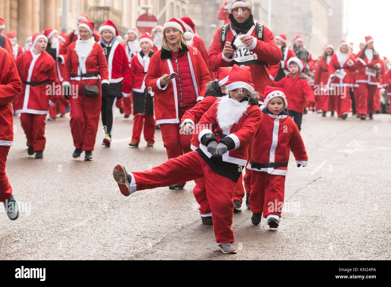 Glasgow, Scotland, UK - 10 décembre 2017 : France - des milliers de santas brave des températures bien en dessous de zéro sur une journée glaciale à Glasgow recueillant des fonds pour des organismes de bienfaisance à la Glasgow Santa Dash Crédit : Kay Roxby/Alamy Live News Banque D'Images