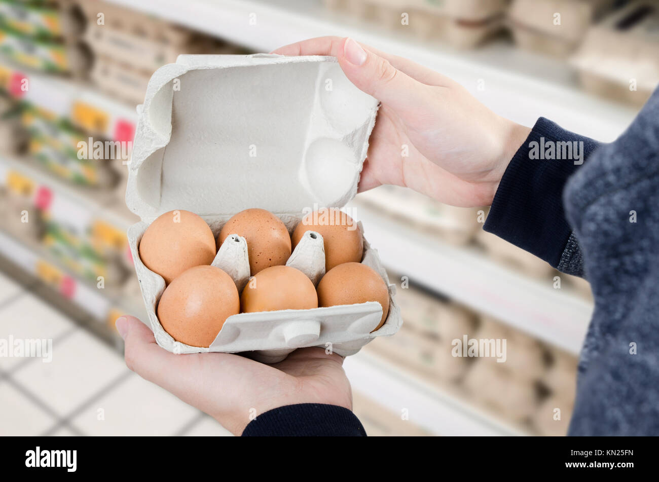 L'homme achète des oeufs dans le supermarché. Salle de stockage coûteux prix supermarché épicerie concept Banque D'Images