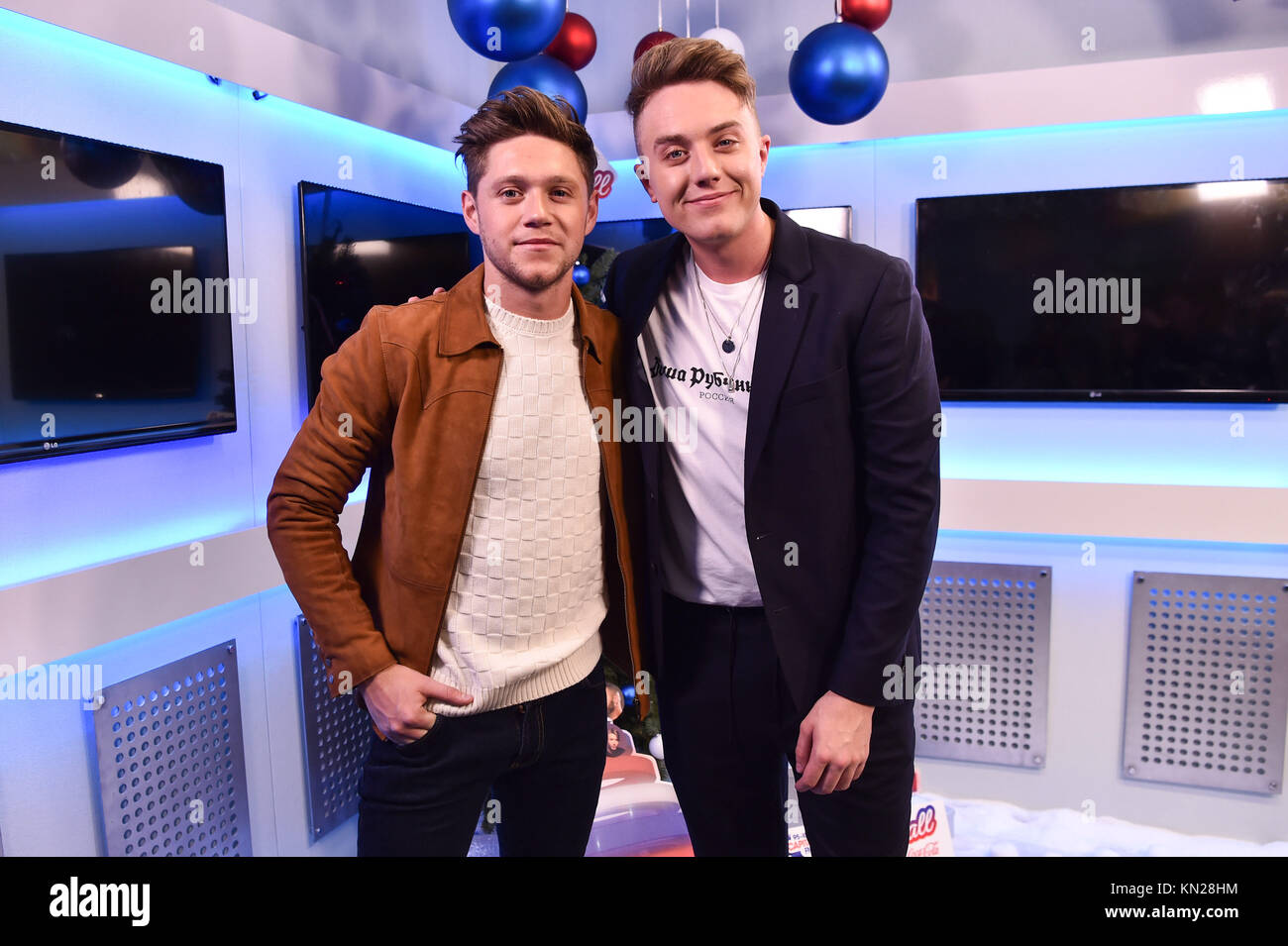 Niall Horan (à gauche) est interviewé par Roman Kemp backstage au cours de la première journée de la capitale Jingle Bell Ball 2017 à l'O2 Arena, Londres. Banque D'Images