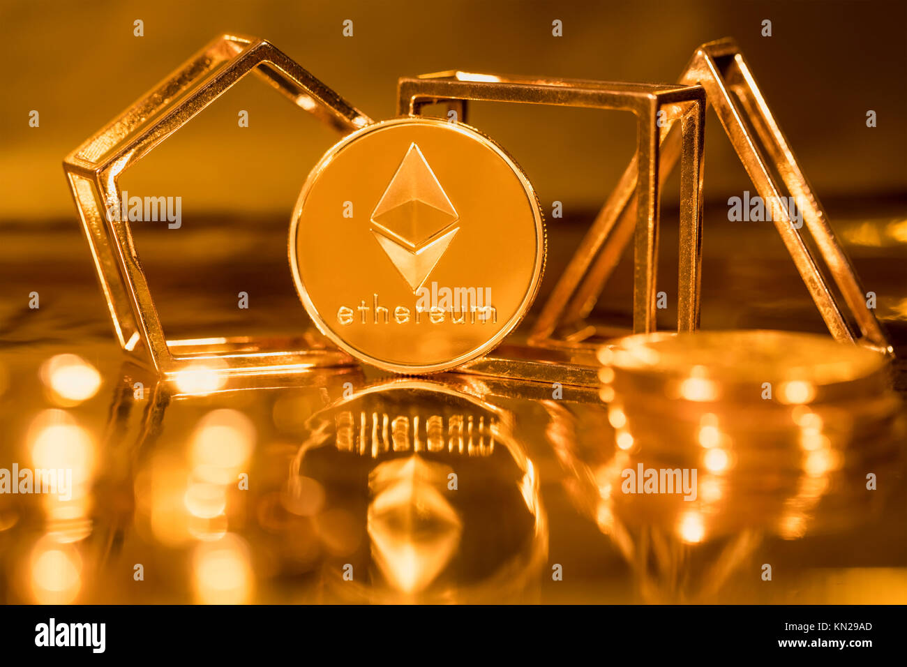 Pièces d'or Ethereum se coucher sur une table Banque D'Images