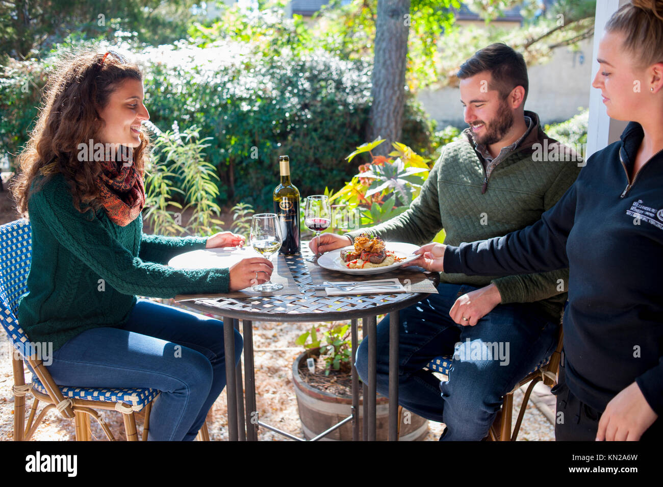 USA Virginia VA Williamsburg Winery coin restaurant vignoble vin couple alimentaire d'être servi dans le restaurant du jardin Banque D'Images