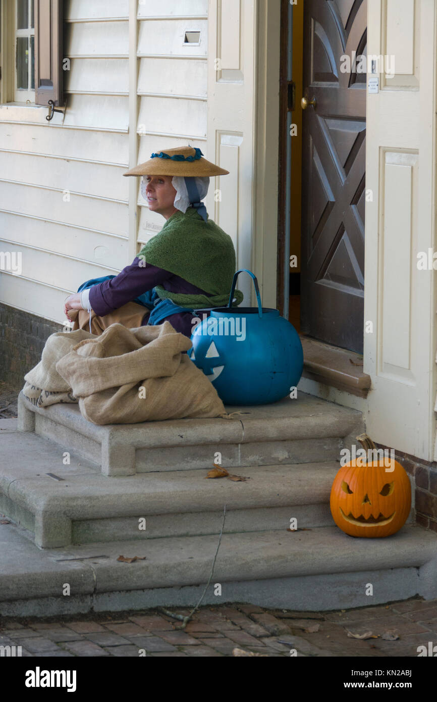 USA Virginia Colonial Williamsburg Halloween automne chute carved pumpkins jack-o-lanternes femme interprète guide bénévole Banque D'Images