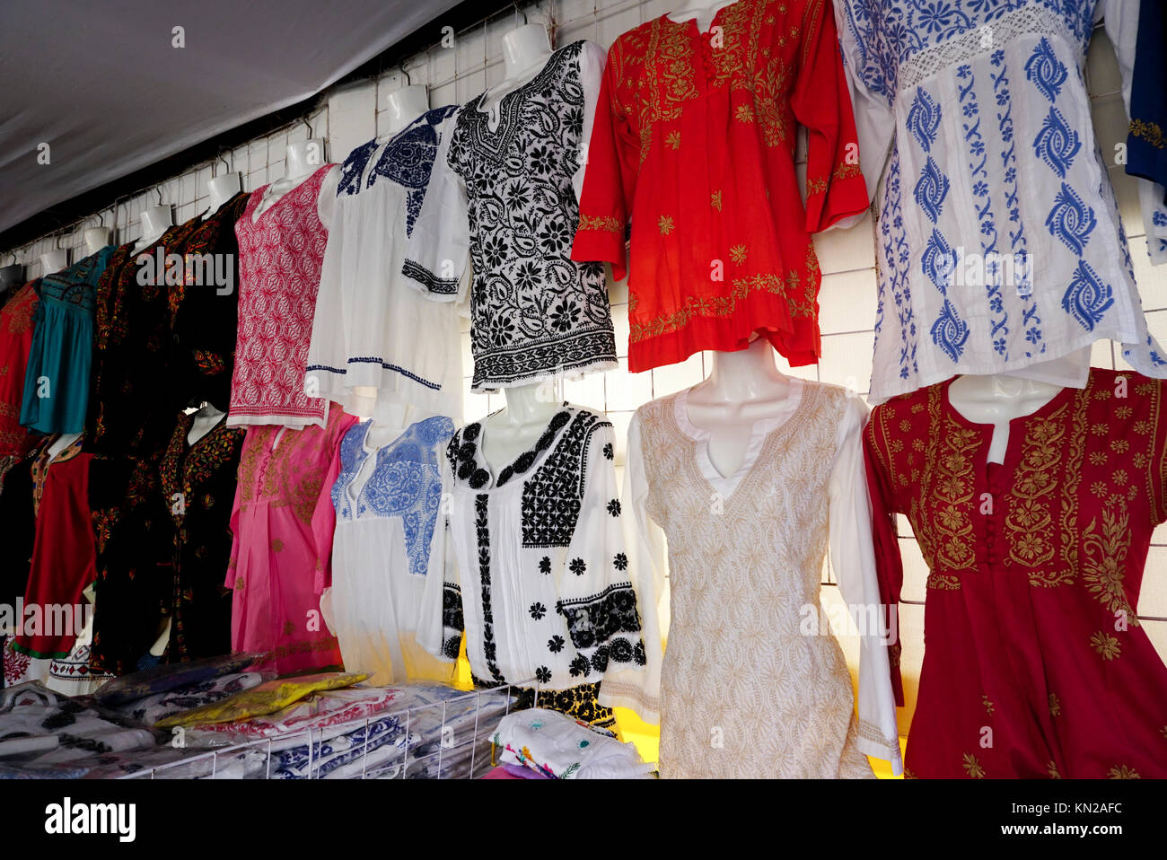 Vêtements de Oaxaca traditionnels vendus à la foire à Oaxaca Acapulco, Mexique Banque D'Images