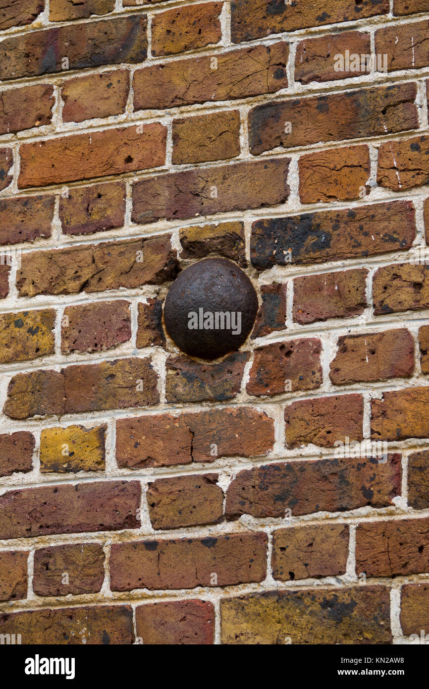 USA Virginia VA Yorktown coloniale d'un boulet de canon encore logées dans le mur extérieur de la Nelson House on Main Street Banque D'Images