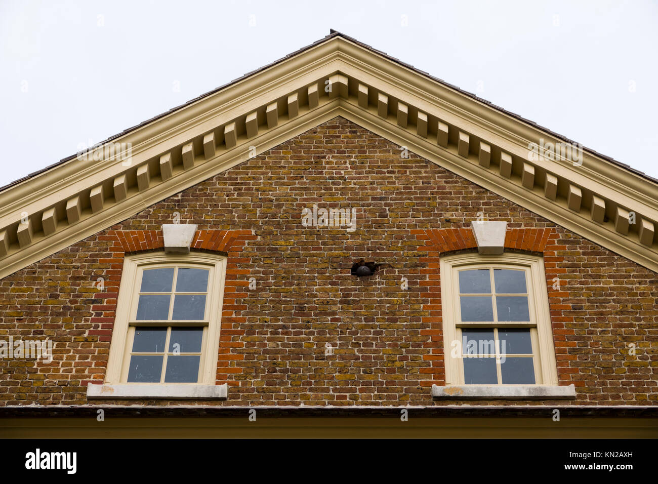 USA Virginia VA Yorktown coloniale d'un boulet de canon encore logées dans le mur extérieur de la Nelson House on Main Street Banque D'Images