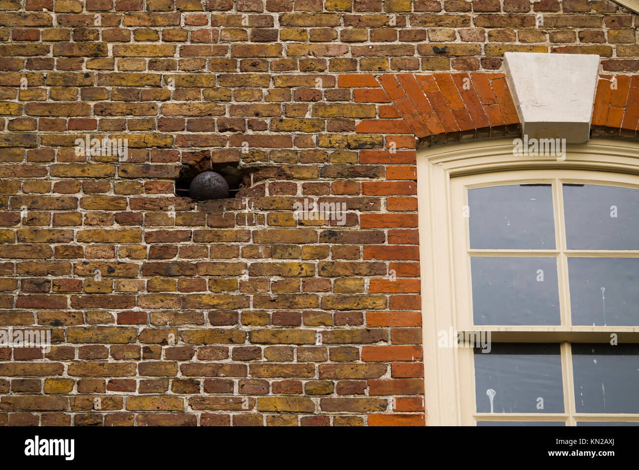 USA Virginia VA Yorktown coloniale d'un boulet de canon encore logées dans le mur extérieur de la Nelson House on Main Street Banque D'Images