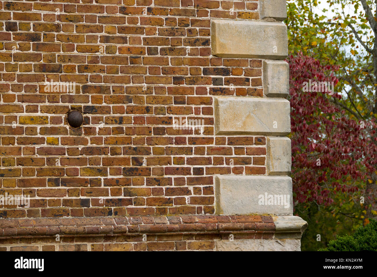 USA Virginia VA Yorktown coloniale d'un boulet de canon encore logées dans le mur extérieur de la Nelson House on Main Street Banque D'Images