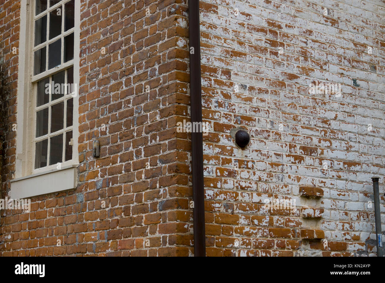 USA Virginia VA Yorktown coloniale cannonball réelle constituée dans le côté de house home Banque D'Images