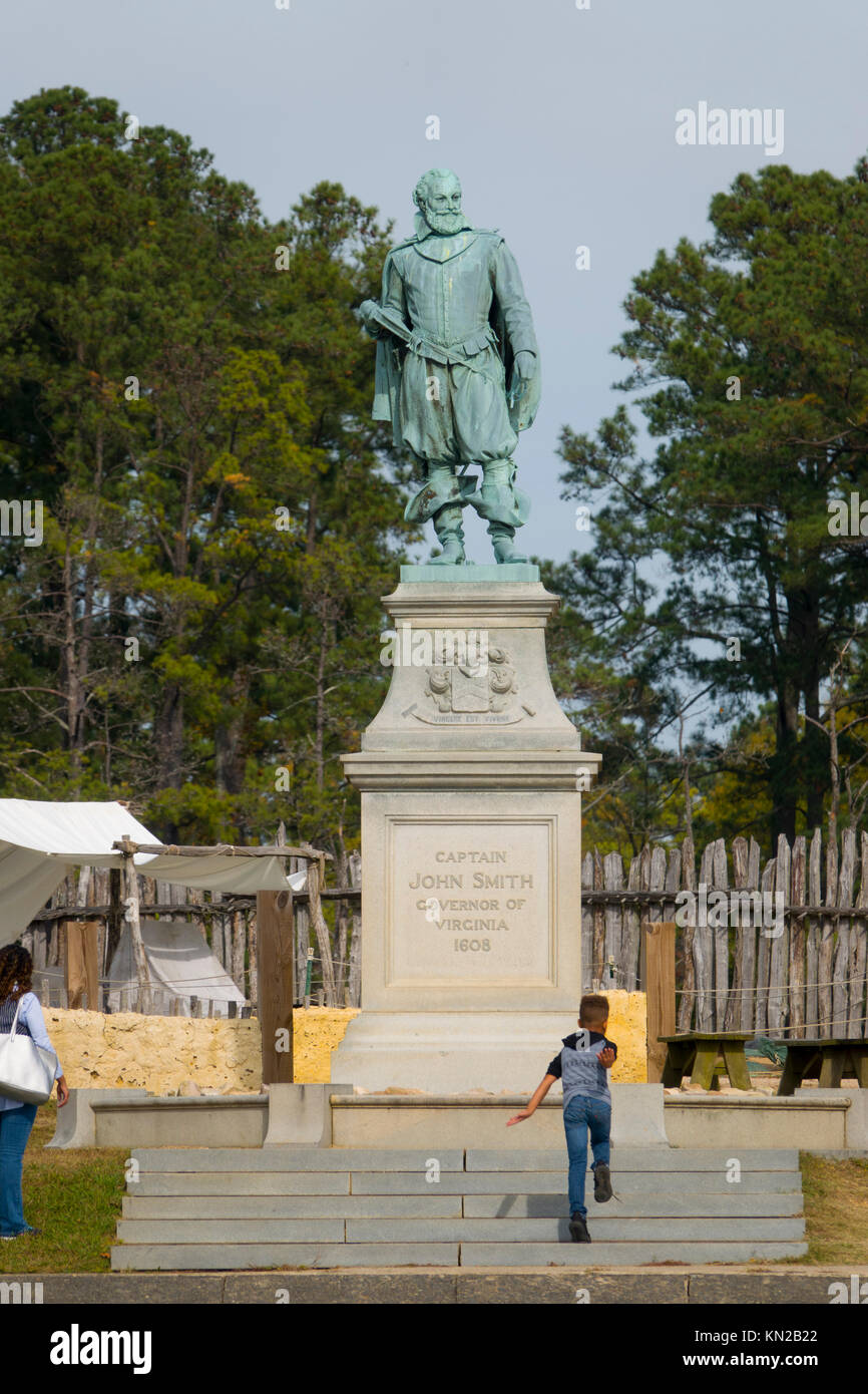 USA Virginia VA Jamestowne Historique statue commémorative de Jamestown au capitaine John Smith sur les rives de la Rivière James Banque D'Images
