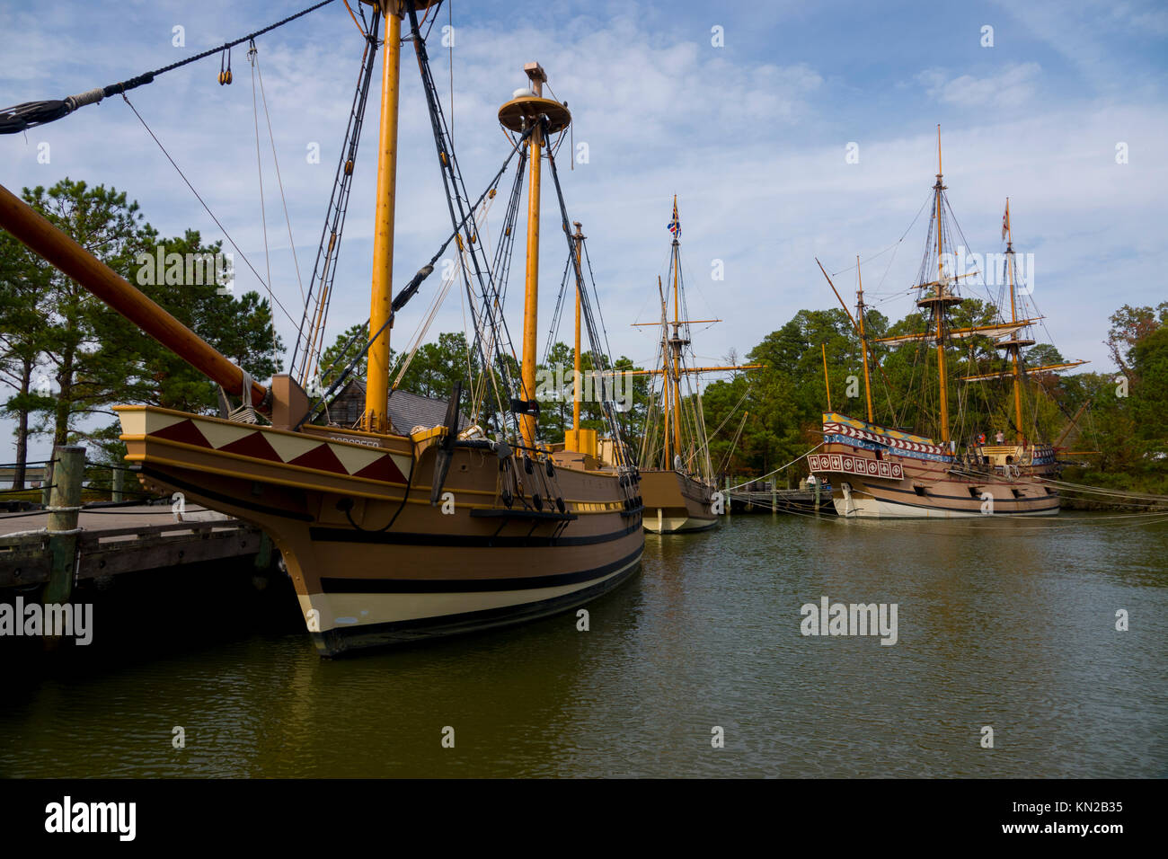 USA Virginia VA Jamestown Settlement Historique trois navires Susan Constant, Godspeed et Discovery amarré dans le port sur la James River Banque D'Images