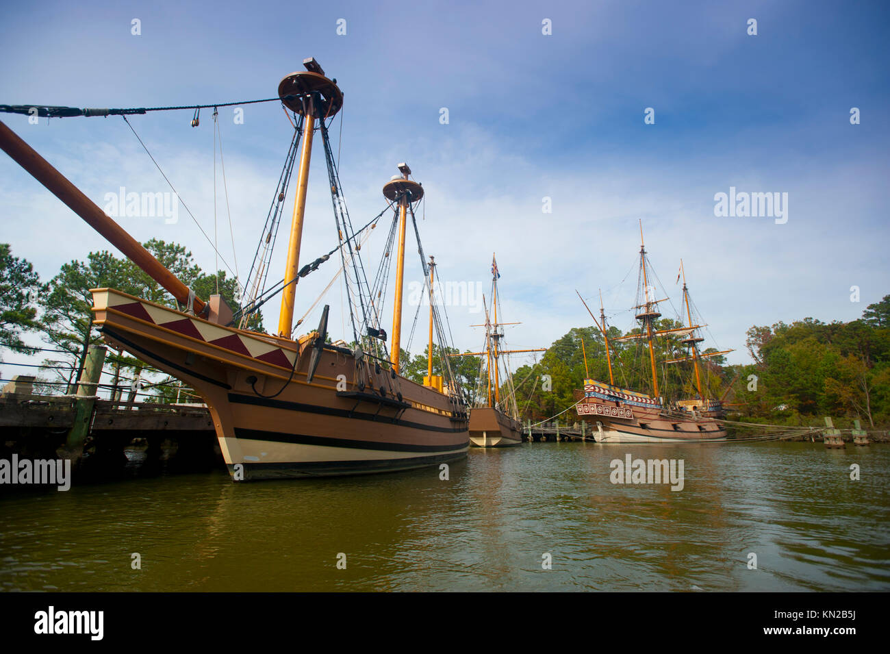 USA Virginia VA Jamestown Settlement Historique trois navires Susan Constant, Godspeed et Discovery amarré dans le port sur la James River Banque D'Images