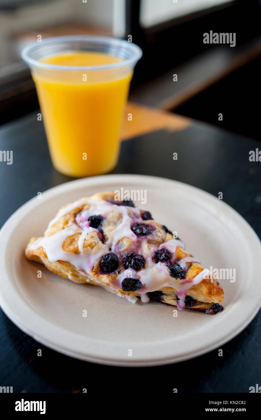 Petit-déjeuner des aliments USA blueberry scone et le jus d'orange sur une table de restaurant Banque D'Images