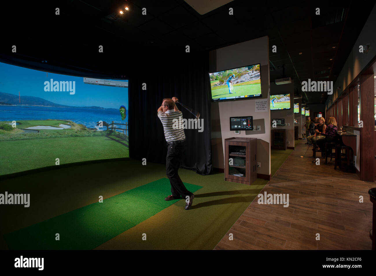 Simulateur de golf Indoor Sports virtuels au Golf et révolution dans la grille de Williamsburg, VA Virginia Banque D'Images