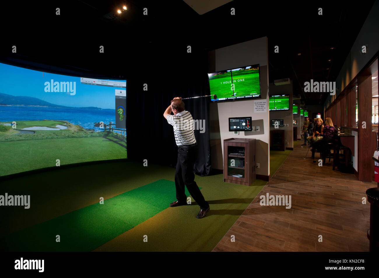 Simulateur de golf Indoor Sports virtuels au Golf et révolution dans la grille de Williamsburg, VA Virginia Banque D'Images