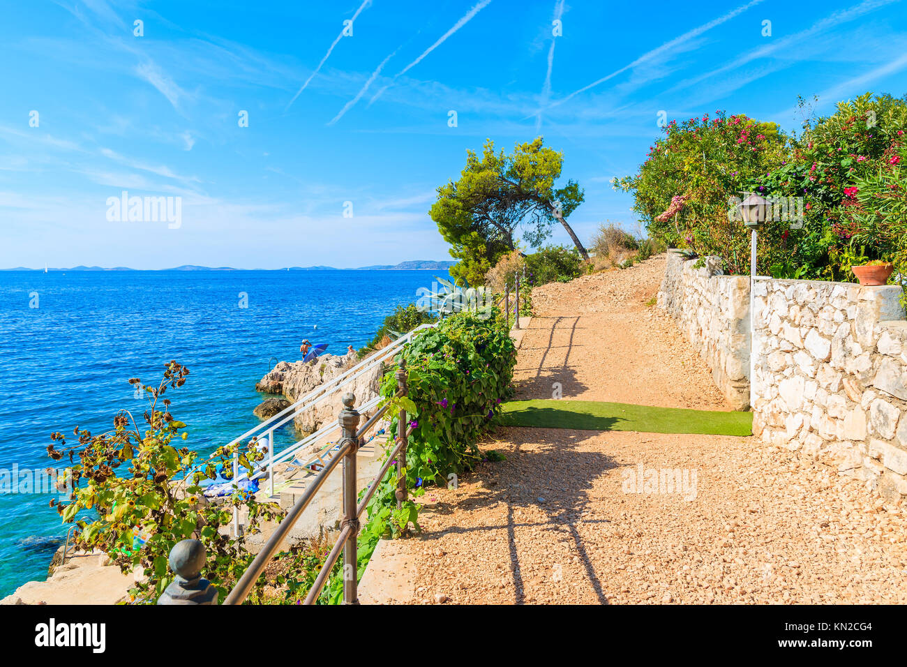 Sentier du littoral le long d'une vue magnifique sur la mer près de la ville de Primosten, Croatie, Dalmatie Banque D'Images