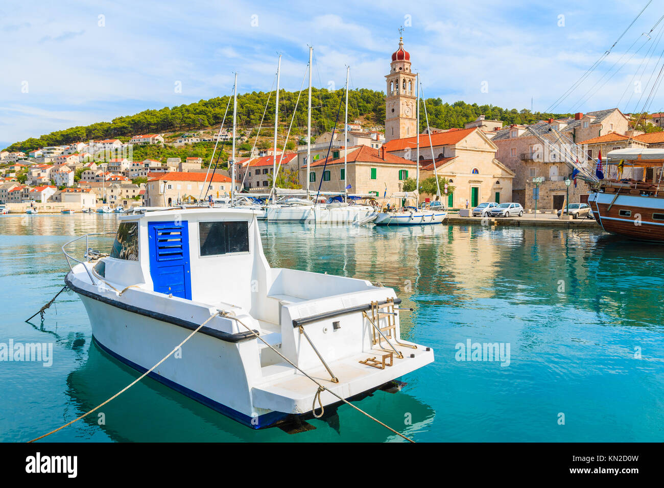 Amarrage de bateaux de pêche dans le port pittoresque de Supetar, île de Brac, Croatie Banque D'Images