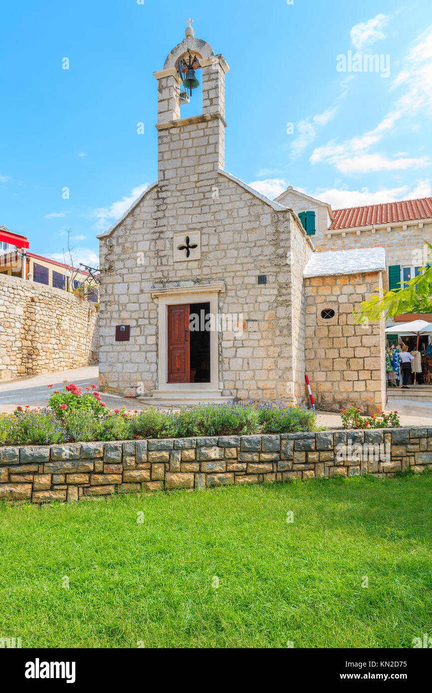 Petite église à Bol port sur l''île de Brac, Dalmatie, Croatie Banque D'Images