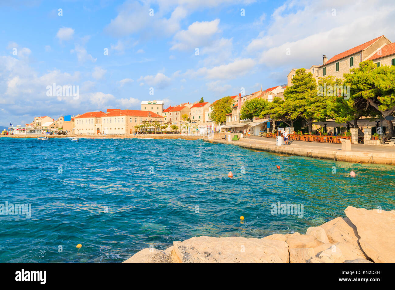 Avis de Bol port avec restaurants et maisons en pierre typique, sur l''île de Brac, Dalmatie, Croatie Banque D'Images