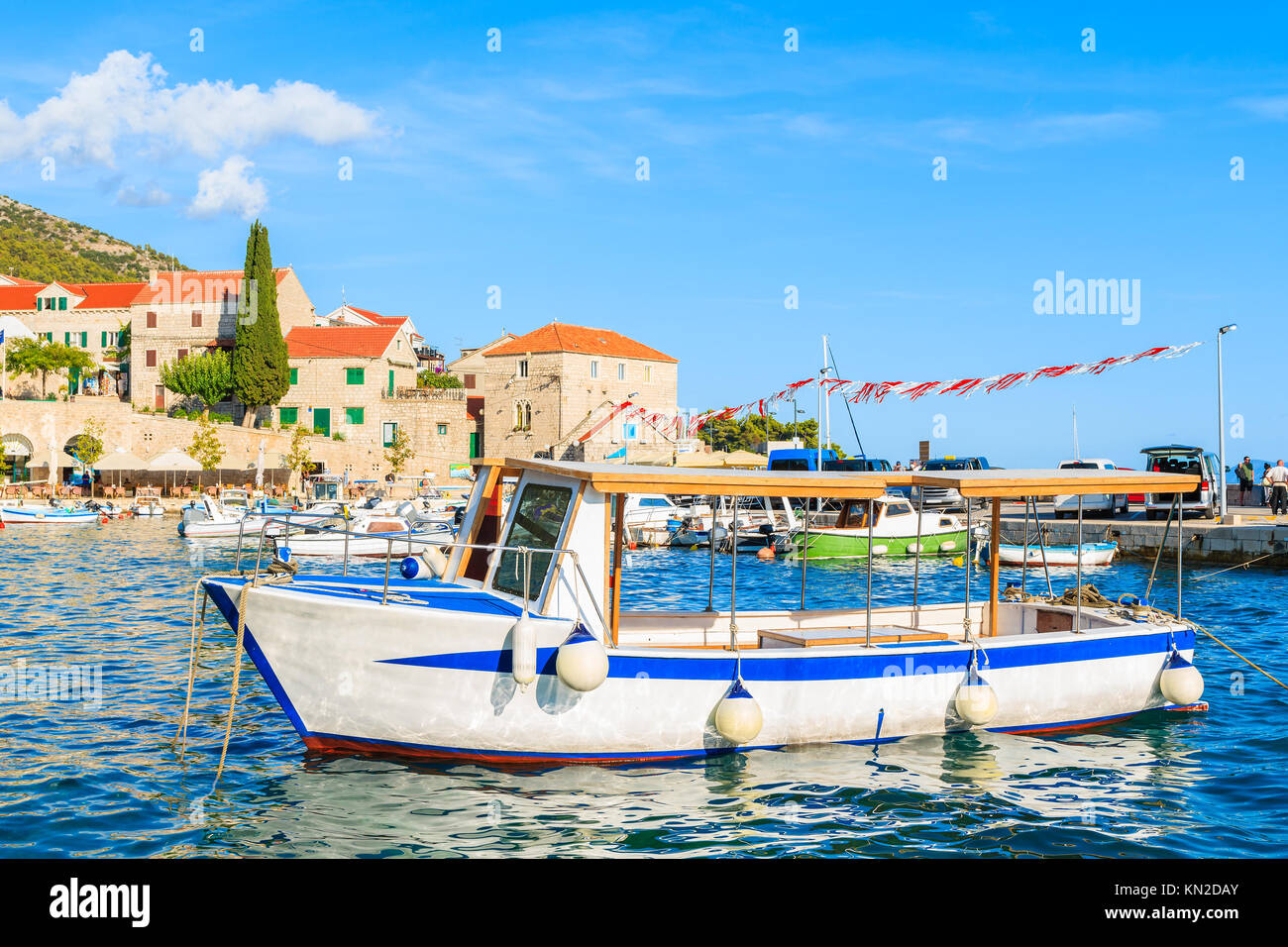 Avis de Bol port avec bateaux de pêche sur l'île de Brac, Croatie Banque D'Images