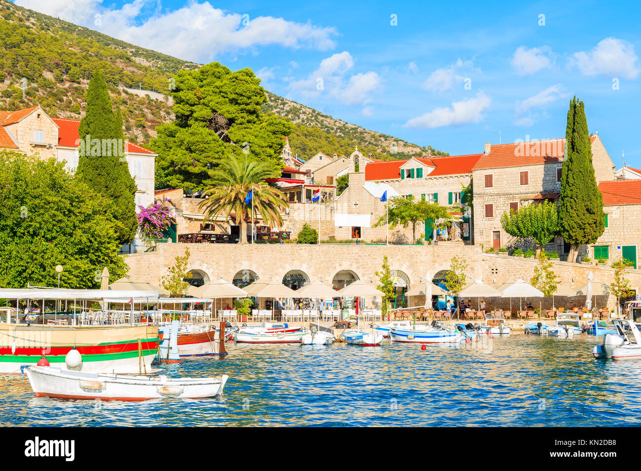 Avis de Bol port avec bateaux de pêche sur l'île de Brac, Croatie Banque D'Images