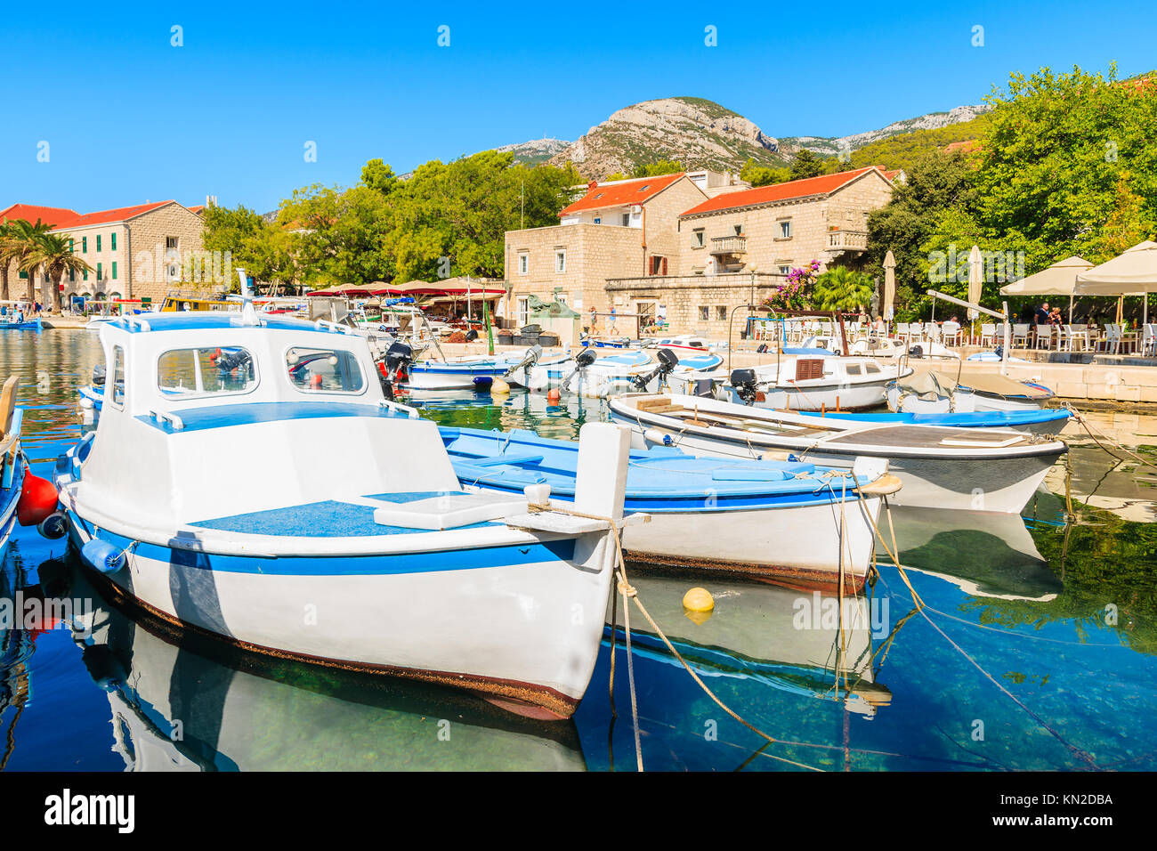 Avis de Bol port avec bateaux de pêche sur l'île de Brac, Croatie Banque D'Images