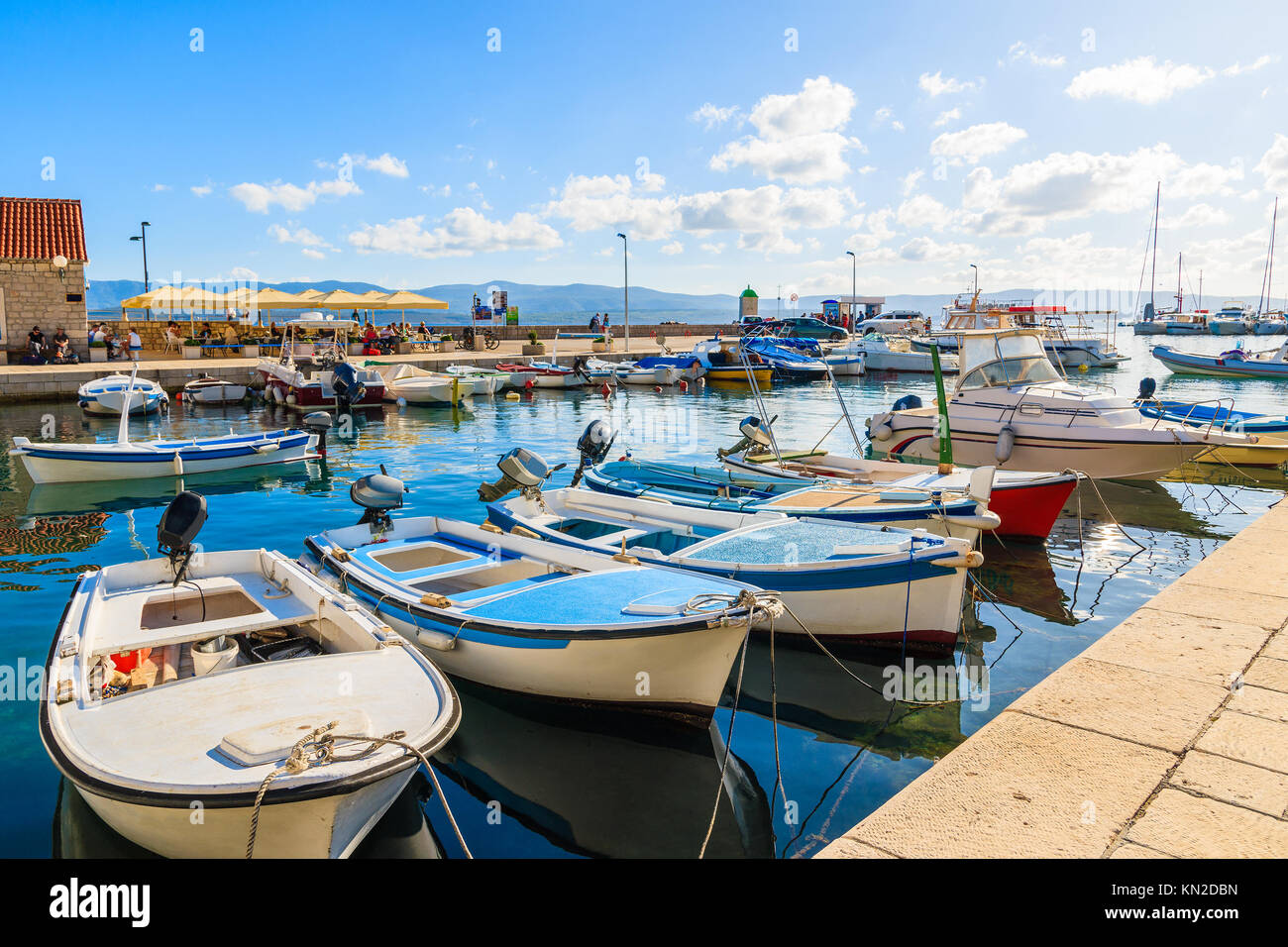 Avis de Bol port avec bateaux de pêche sur l'île de Brac, Croatie Banque D'Images