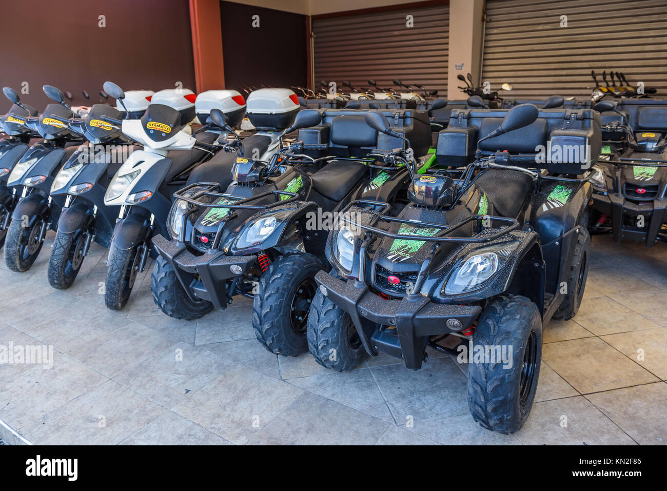 ZAKYNTHOS, Grèce, le 26 septembre 2017 : typique quad prêt à louer sur rue. L'île de Zakynthos, Grèce. Banque D'Images ZAKYNTHOS, Grèce, le 26 septembre 2017 : typique quad prêt à louer sur rue. L'île de Zakynthos, Grèce. Banque D'Images
