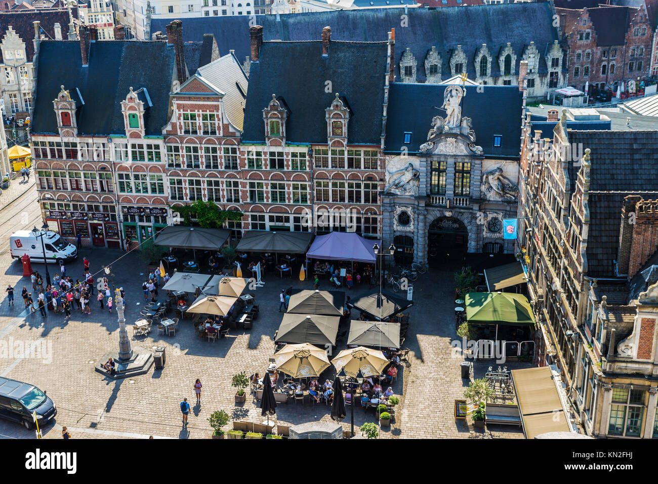 Gand, Belgique - 29 août 2017 : Avis d'un carré avec des bars et restaurants terrasse situé dans la vieille ville de la ville historique de Gand en Belgique Banque D'Images