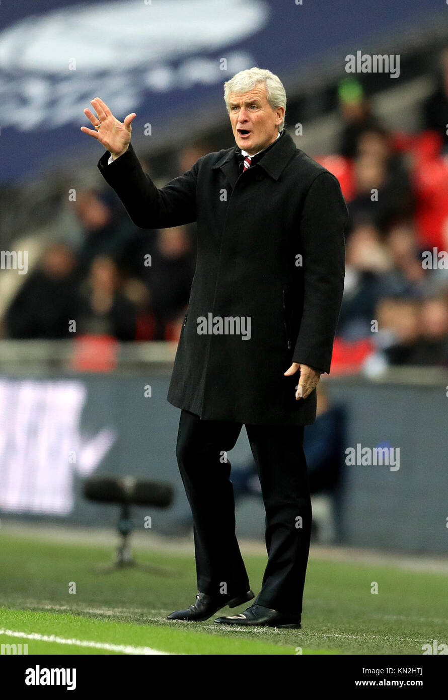 Mark Hughes, directeur de la ville de stoke, se fait en ligne de contact lors du match de la Premier League au stade Wembley, à Londres. APPUYEZ SUR ASSOCIATION photo. Date de la photo: Samedi 9 décembre 2017. Voir PA Story FOOTBALL Tottenham. Le crédit photo devrait se lire comme suit : Adam Davy/PA Wire. RESTRICTIONS : aucune utilisation avec des fichiers audio, vidéo, données, listes de présentoirs, logos de clubs/ligue ou services « en direct » non autorisés. Utilisation en ligne limitée à 75 images, pas d'émulation vidéo. Aucune utilisation dans les Paris, les jeux ou les publications de club/ligue/joueur unique. Banque D'Images