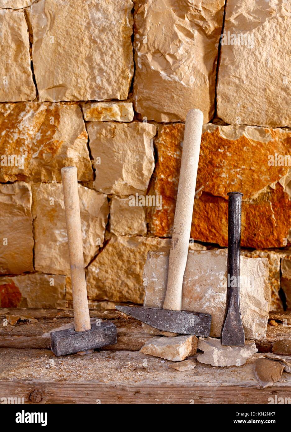 Marteau maçon maçonnerie Outils de tailleur de pierre dans un mur de pierre  de construction Photo Stock - Alamy