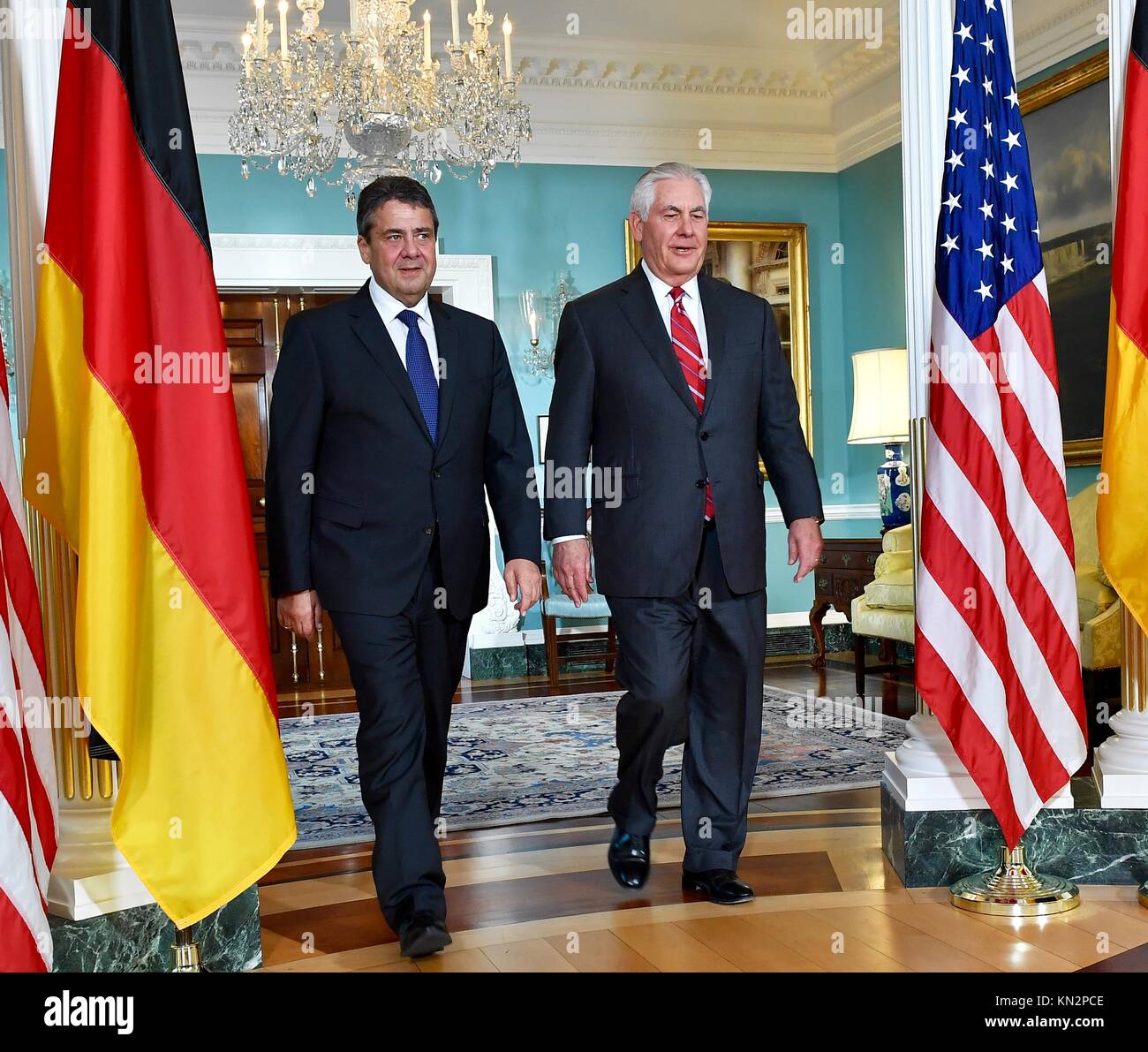 Le ministre des affaires étrangères allemand Sigmar Gabriel (à gauche) et la secrétaire d'État des États-Unis, Rex Tillerson réunit au département d'État des États-Unis le 30 novembre 2017 à Washington, DC. (Photo par photo via le département d'état) planetpix Banque D'Images