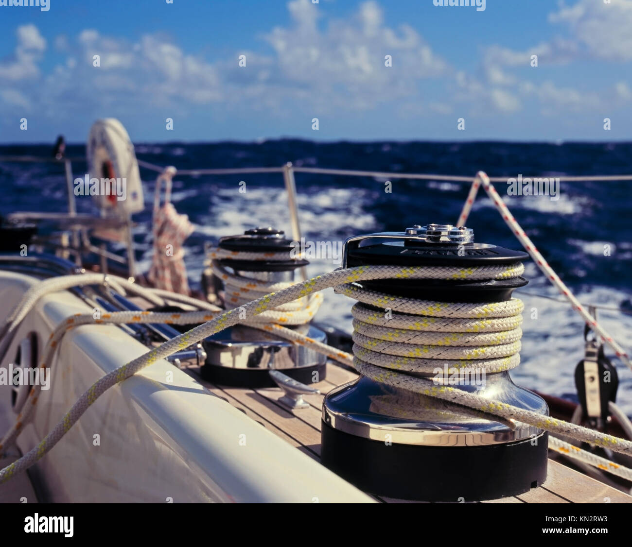 Cordes enroulées autour de treuils à voile, voile sur l'océan, océan Atlantique Banque D'Images