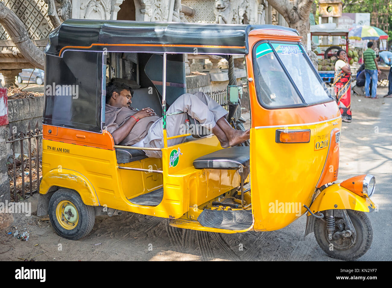 Tuk Tuk indiens chauffeur endormi dans son véhicule Banque D'Images