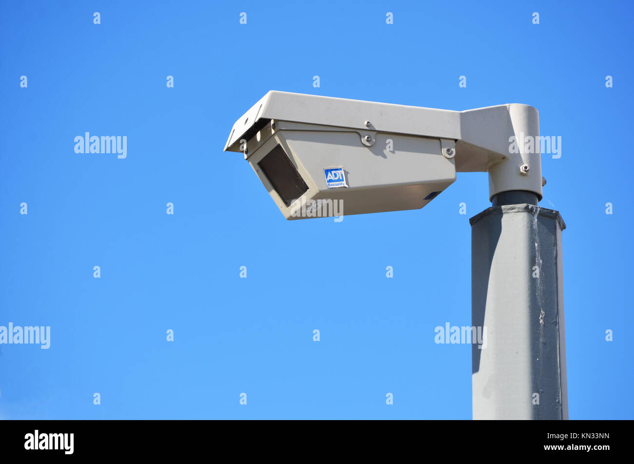 Caméra de sécurité avec fond de ciel bleu à la gare de Tuggerah Central Coast NSW Banque D'Images