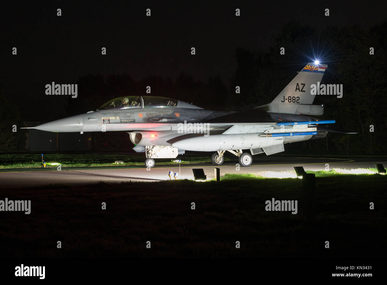 Un jet de combat F-16 de la Royal Netherlands Air Force au cours d'une mission de nuit à la base aérienne de Volkel. Banque D'Images