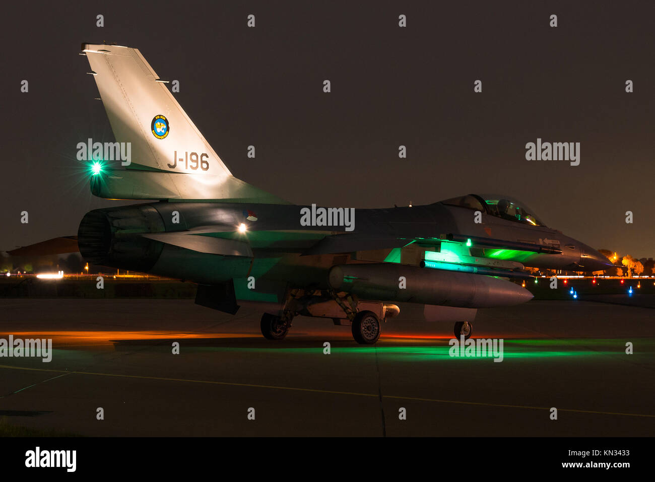 Un jet de combat F-16 de la Royal Netherlands Air Force au cours d'une mission de nuit à la base aérienne de Volkel. Banque D'Images