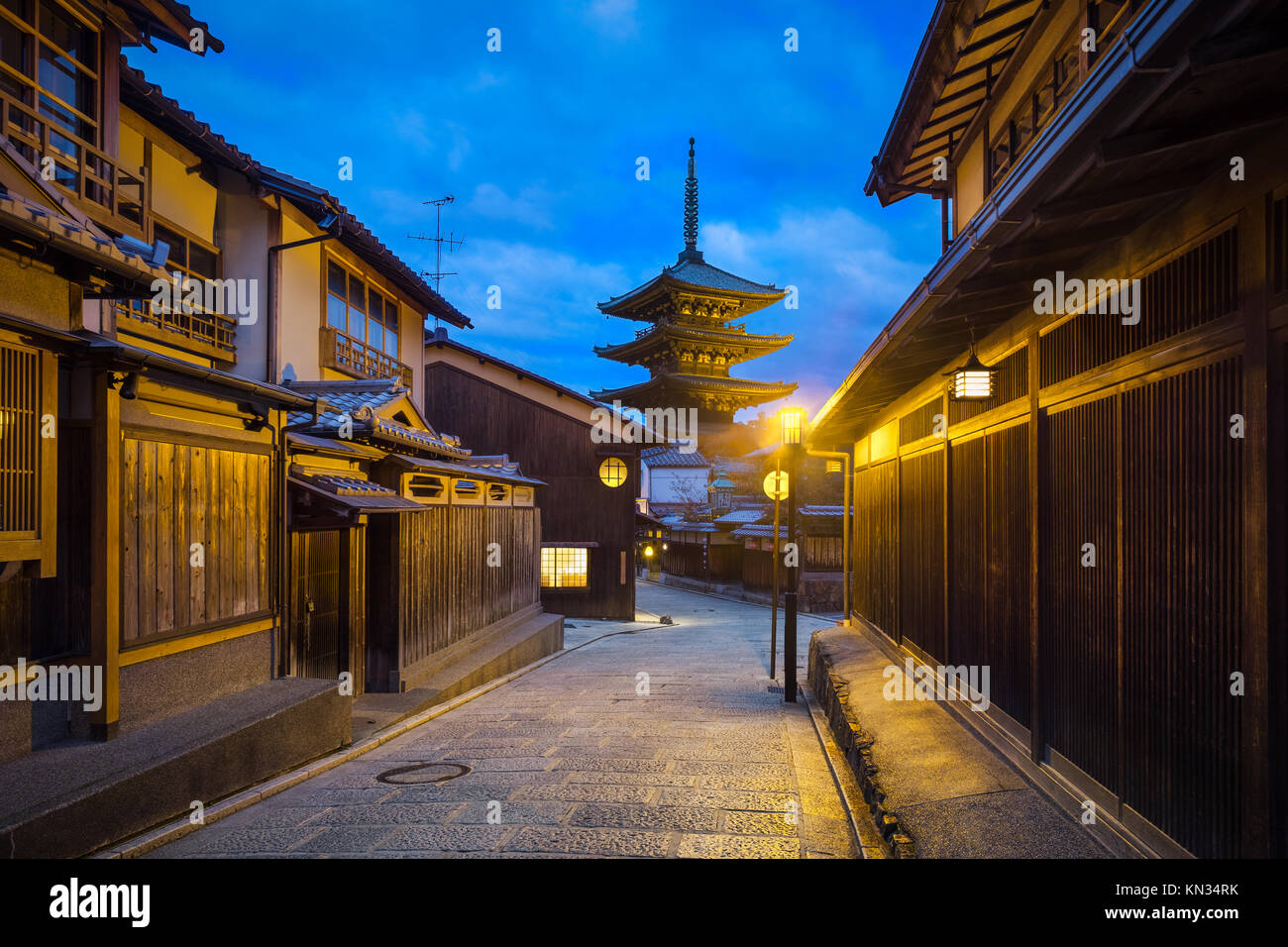 La photo de la Pagode Yasaka au lever du soleil Banque D'Images