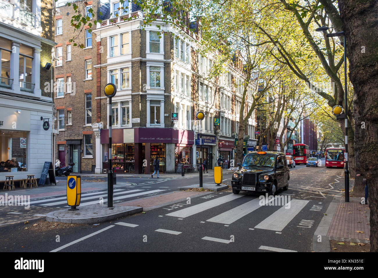 London taxi taxi noir à un passage pour piétons sur Gray's Inn Road, Holborn, London Banque D'Images