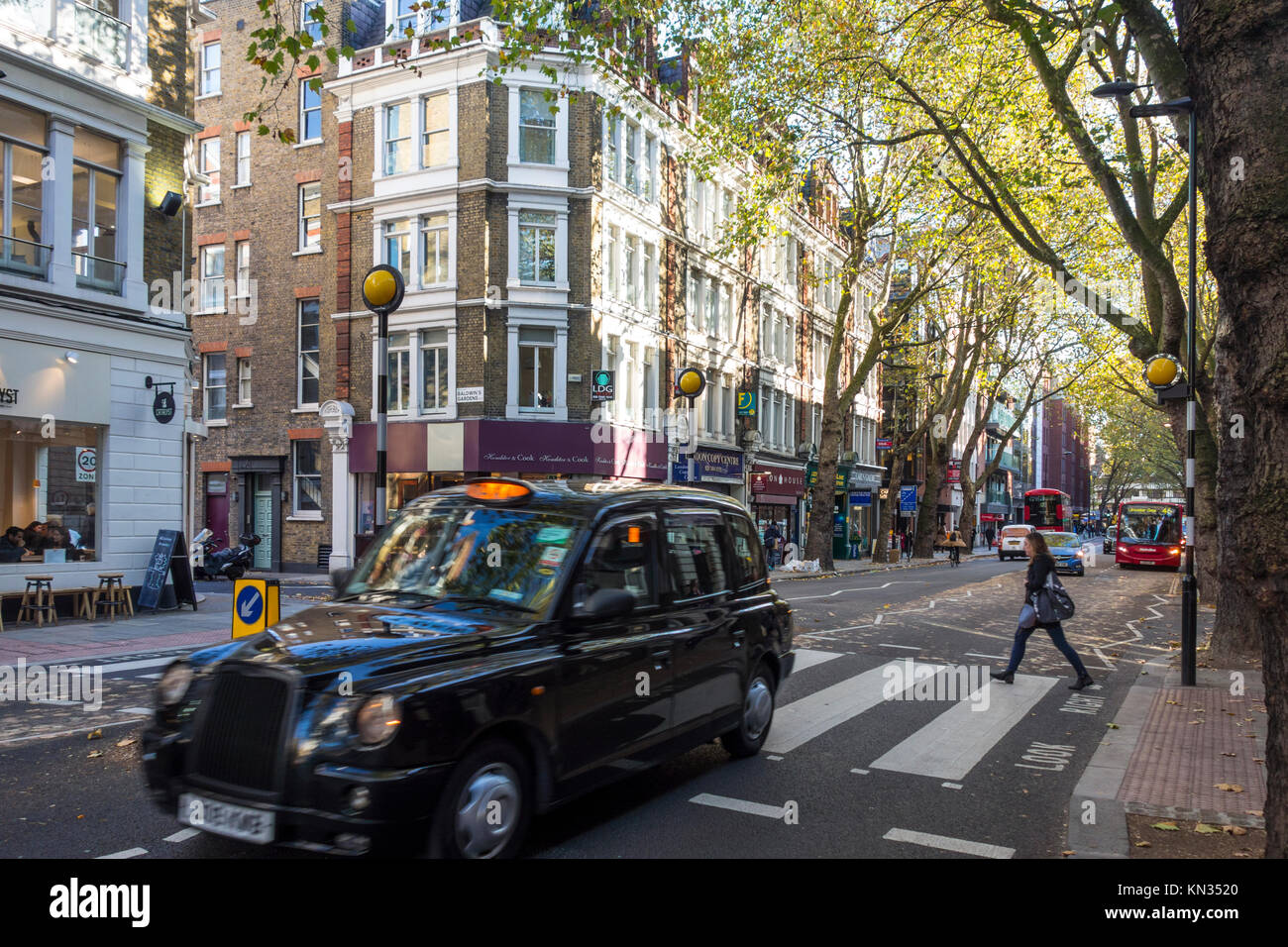 London taxi taxi noir à un passage pour piétons sur Gray's Inn Road, Holborn, London Banque D'Images