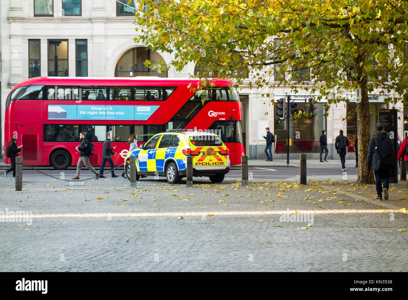 Ville de London police véhicule stationné à St Paul's Churchyard, London, UK Banque D'Images