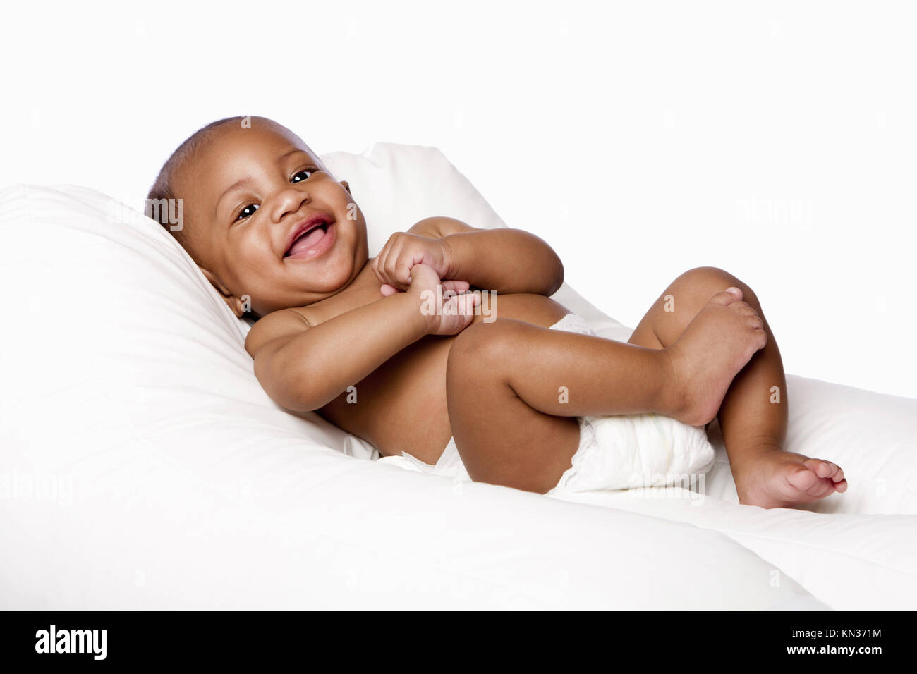 Happy Cute Smiling Rire Bebe Africain Portant Sur Les Couches Bebe Porter Doux Lit Isole Photo Stock Alamy