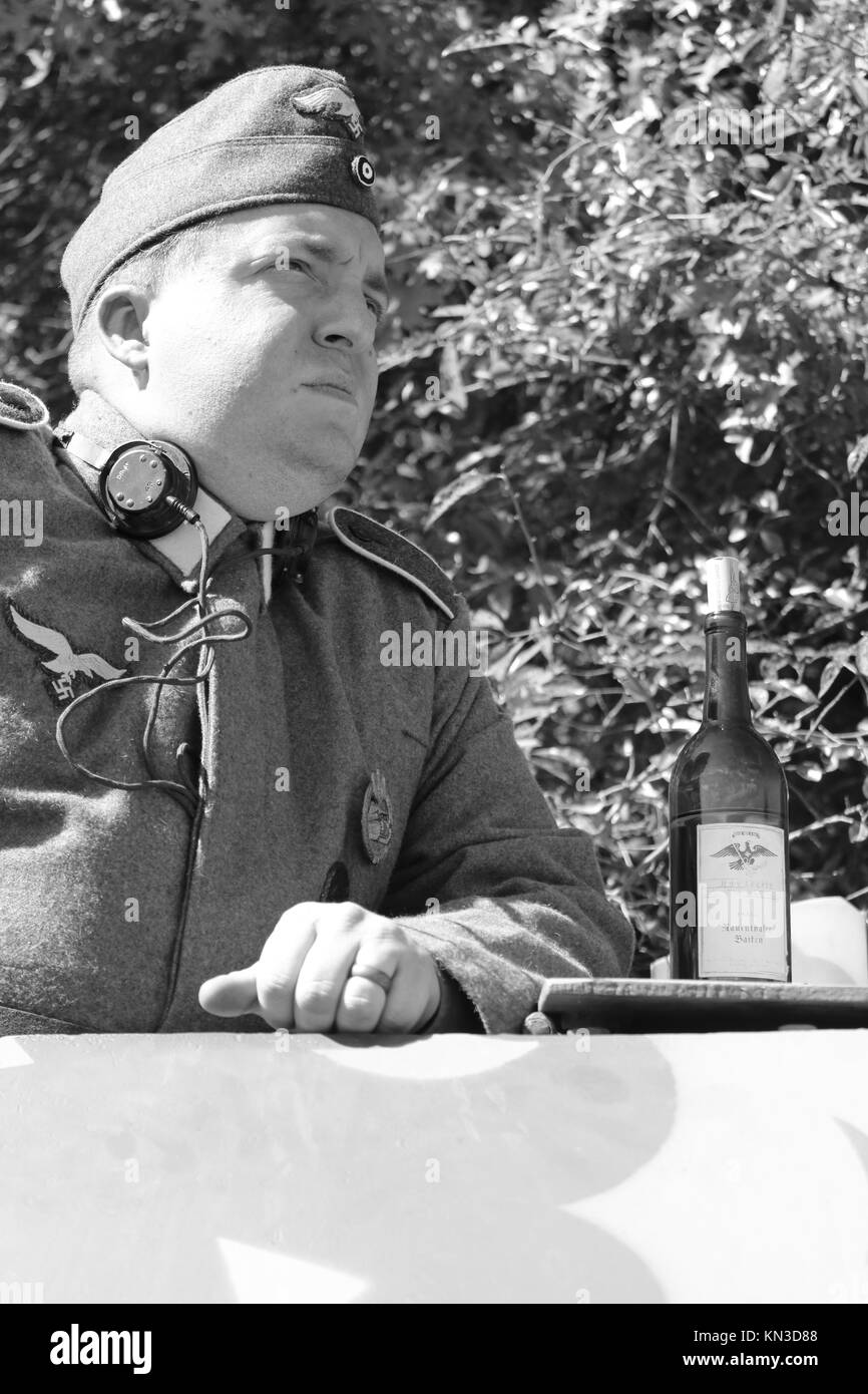 Membre de la division Hermann Göring qui veillaient sur le dessus d'un véhicule blindé Banque D'Images