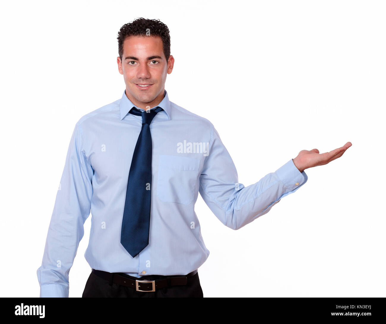 Portrait d'un homme charismatique sur bleu chemise et cravate tenant son  palm gauche en position debout et vous sourit sur fond copyspace isolé  Photo Stock - Alamy