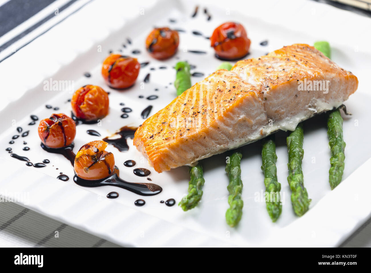 Saumon au four aux asperges vertes et tomates cerises Photo Stock - Alamy