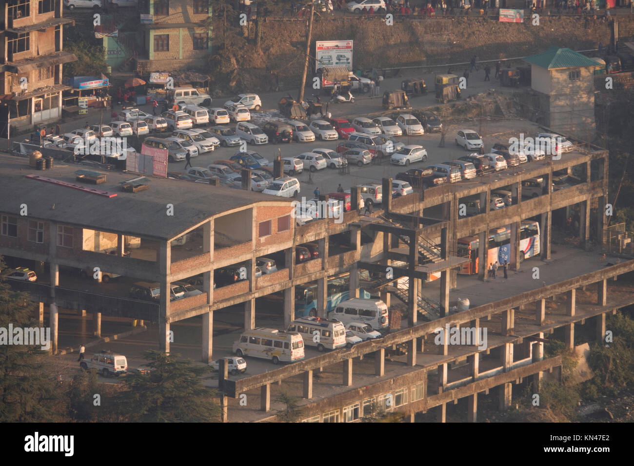 Unfinished multi niveau bâtiment utilisé pour le stationnement de véhicules de Mcleod Ganj, Inde Banque D'Images