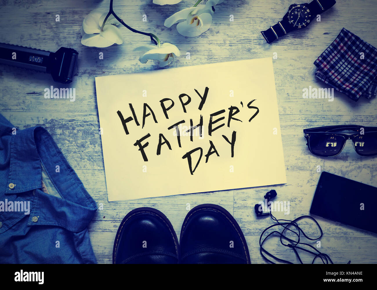 Heureux pères jours avec des tulipes. Tulipes et papier avec Happy fathers day. Banque D'Images